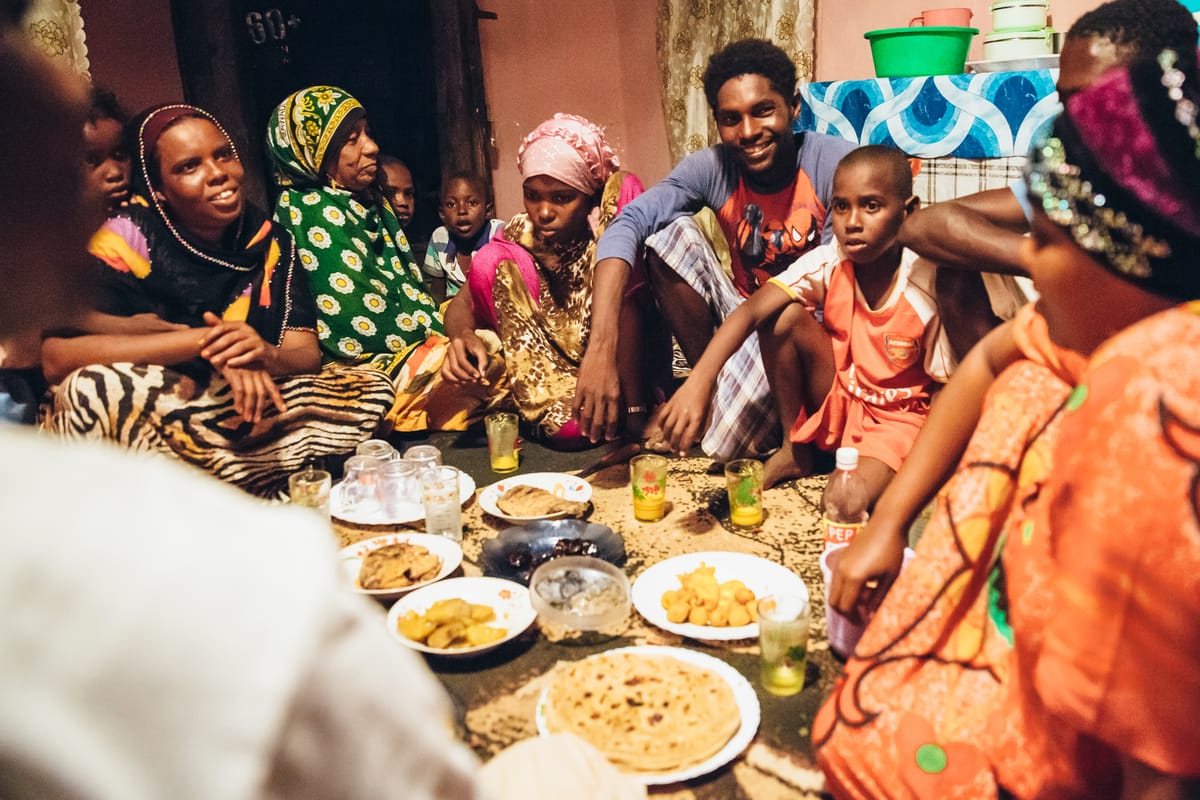 Saïd, bénévole du WWF pour la conservation des tortues marines, partage un repas avec sa famille. Mkokoni, paysage marin de Lamu, Kenya