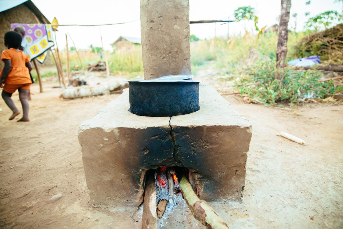 Une cuisinière à bois à haut rendement énergétique fraîchement installée. Village de Dzombo. Kwale, Kenya.